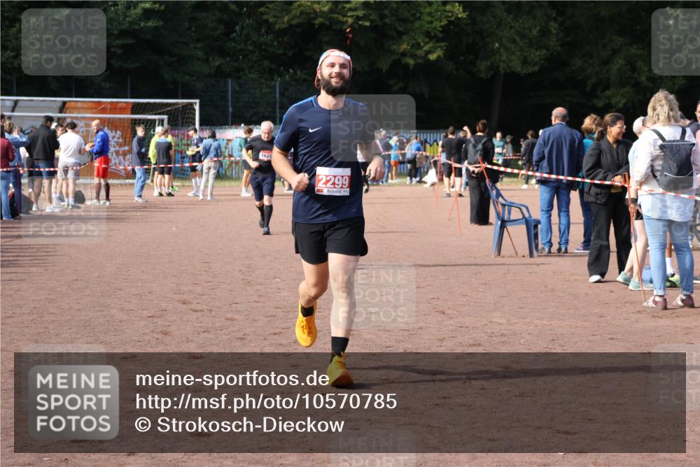 27.09.2026 - 35. Volkslauf durch das schöne Alstertal Strokosch-Dieckow http://msf.ph/oto/10570785 27.09.2026 12:18:41 Ziel 1057, 1629, 2299 meine-sportfotos.de