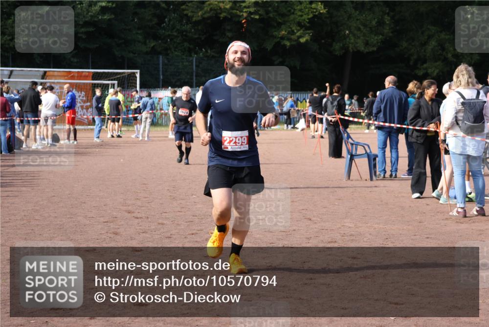 27.09.2026 - 35. Volkslauf durch das schöne Alstertal Strokosch-Dieckow http://msf.ph/oto/10570794 27.09.2026 12:18:41 Ziel 1057, 1629, 2299 meine-sportfotos.de