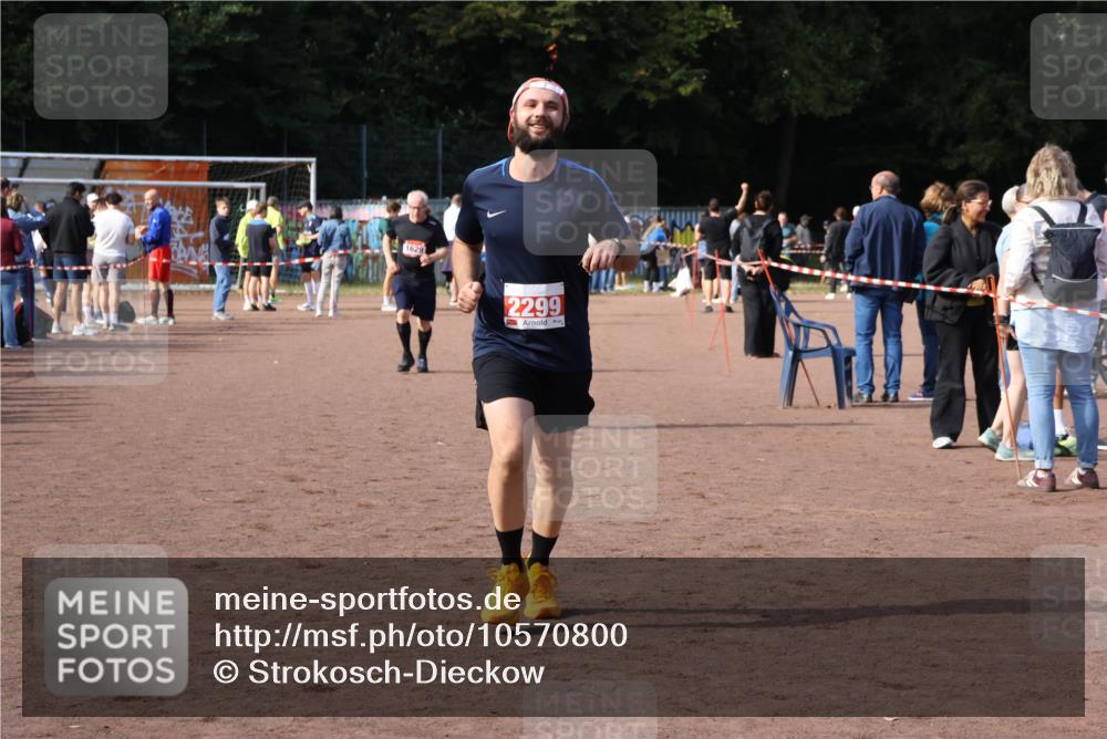 27.09.2026 - 35. Volkslauf durch das schöne Alstertal Strokosch-Dieckow http://msf.ph/oto/10570800 27.09.2026 12:18:41 Ziel 1057, 1629, 2299 meine-sportfotos.de