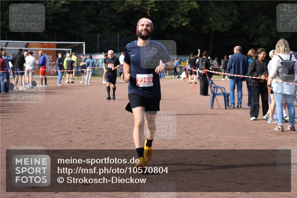 27.09.2026 - 35. Volkslauf durch das schöne Alstertal Strokosch-Dieckow http://msf.ph/oto/10570804 27.09.2026 12:18:41 Ziel 1057, 1629, 2299 meine-sportfotos.de