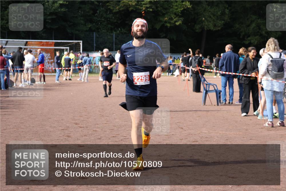 27.09.2026 - 35. Volkslauf durch das schöne Alstertal Strokosch-Dieckow http://msf.ph/oto/10570809 27.09.2026 12:18:41 Ziel 1057, 1629, 2299 meine-sportfotos.de