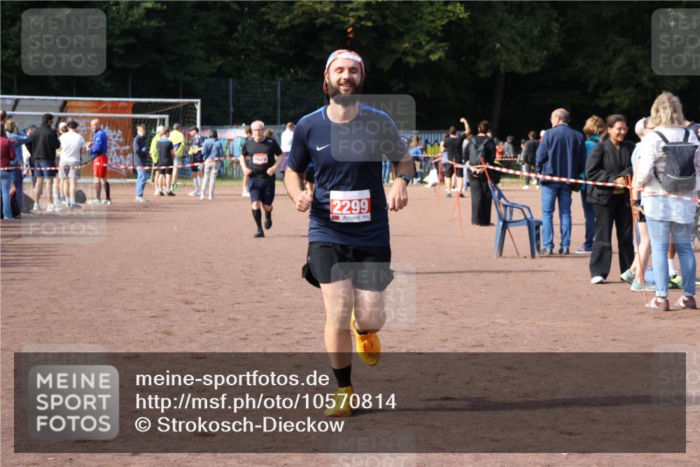 27.09.2026 - 35. Volkslauf durch das schöne Alstertal Strokosch-Dieckow http://msf.ph/oto/10570814 27.09.2026 12:18:41 Ziel 1057, 1629, 2299 meine-sportfotos.de