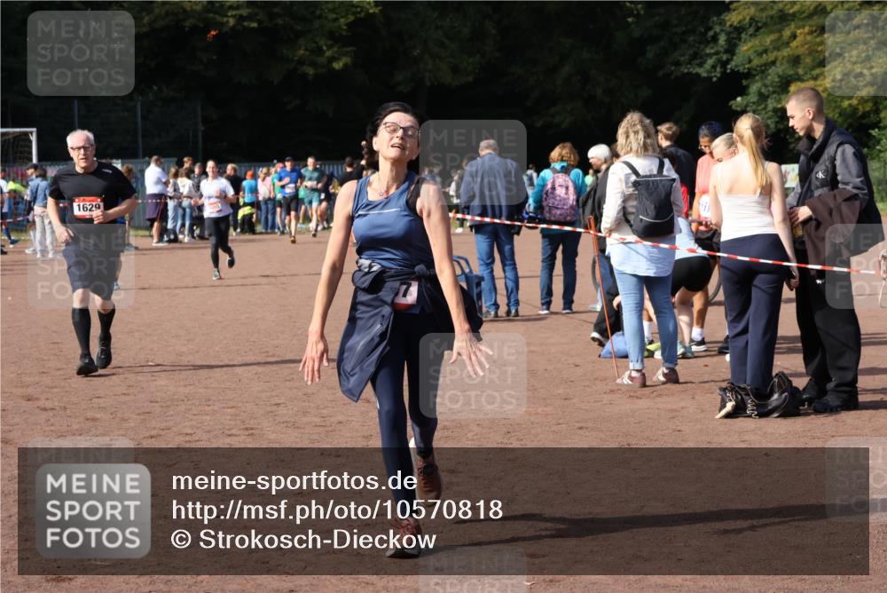 27.09.2026 - 35. Volkslauf durch das schöne Alstertal Strokosch-Dieckow http://msf.ph/oto/10570818 27.09.2026 12:18:45 Ziel 1057, 1629, 2299 meine-sportfotos.de