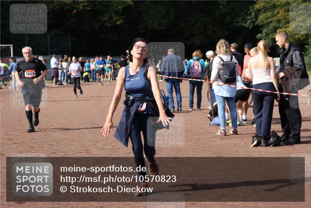 27.09.2026 - 35. Volkslauf durch das schöne Alstertal Strokosch-Dieckow http://msf.ph/oto/10570823 27.09.2026 12:18:45 Ziel 1057, 1629, 2299 meine-sportfotos.de