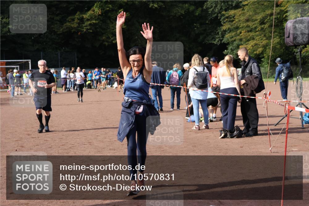 27.09.2026 - 35. Volkslauf durch das schöne Alstertal Strokosch-Dieckow http://msf.ph/oto/10570831 27.09.2026 12:18:46 Ziel 1057, 1629, 2299 meine-sportfotos.de