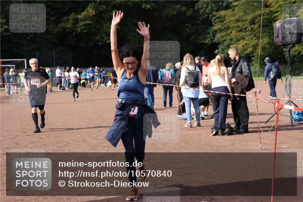 27.09.2026 - 35. Volkslauf durch das schöne Alstertal Strokosch-Dieckow http://msf.ph/oto/10570840 27.09.2026 12:18:46 Ziel 1057, 1629, 2299 meine-sportfotos.de