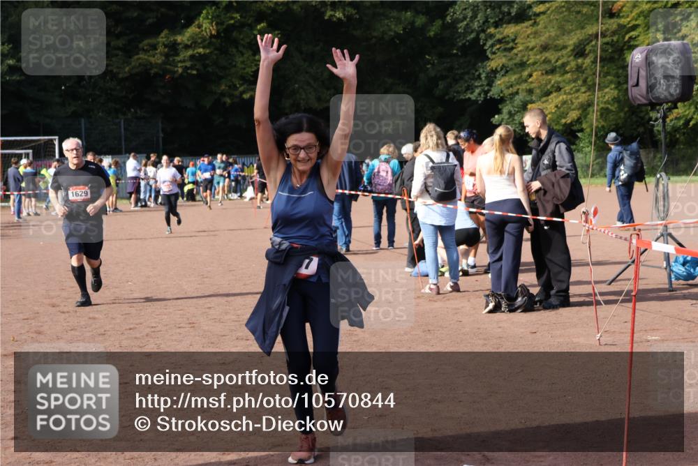 27.09.2026 - 35. Volkslauf durch das schöne Alstertal Strokosch-Dieckow http://msf.ph/oto/10570844 27.09.2026 12:18:46 Ziel 1057, 1629, 2299 meine-sportfotos.de