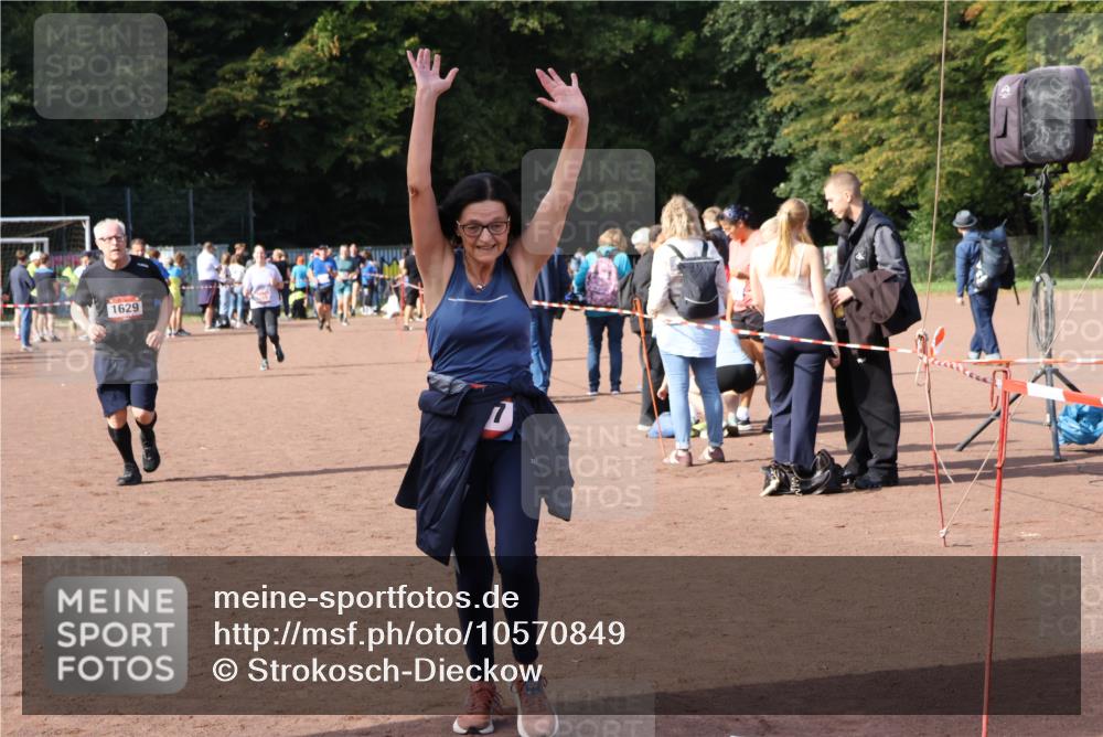 27.09.2026 - 35. Volkslauf durch das schöne Alstertal Strokosch-Dieckow http://msf.ph/oto/10570849 27.09.2026 12:18:46 Ziel 1057, 1629, 2299 meine-sportfotos.de