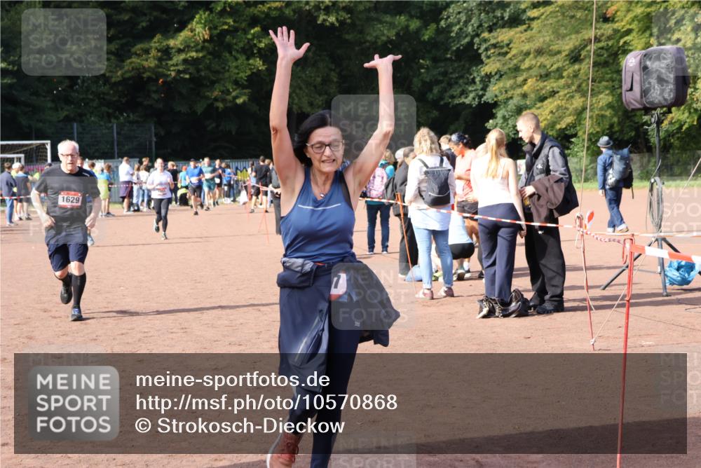 27.09.2026 - 35. Volkslauf durch das schöne Alstertal Strokosch-Dieckow http://msf.ph/oto/10570868 27.09.2026 12:18:46 Ziel 1057, 1629, 2299 meine-sportfotos.de