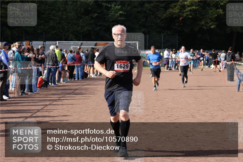 27.09.2026 - 35. Volkslauf durch das schöne Alstertal Strokosch-Dieckow http://msf.ph/oto/10570890 27.09.2026 12:18:49 Ziel 1055, 1057, 1629, 1716 meine-sportfotos.de