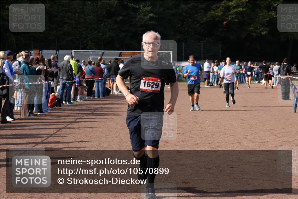 27.09.2026 - 35. Volkslauf durch das schöne Alstertal Strokosch-Dieckow http://msf.ph/oto/10570899 27.09.2026 12:18:49 Ziel 1055, 1057, 1629, 1716 meine-sportfotos.de