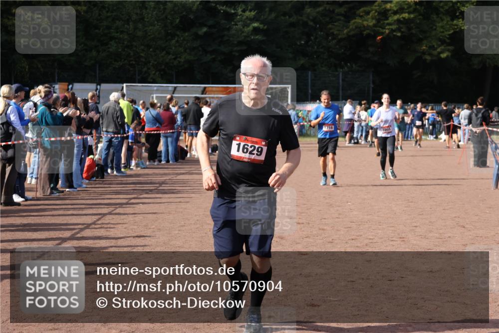 27.09.2026 - 35. Volkslauf durch das schöne Alstertal Strokosch-Dieckow http://msf.ph/oto/10570904 27.09.2026 12:18:49 Ziel 1055, 1057, 1629, 1716 meine-sportfotos.de