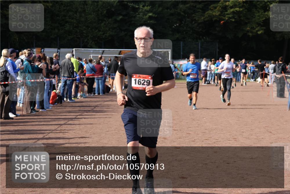 27.09.2026 - 35. Volkslauf durch das schöne Alstertal Strokosch-Dieckow http://msf.ph/oto/10570913 27.09.2026 12:18:49 Ziel 1055, 1057, 1629, 1716 meine-sportfotos.de