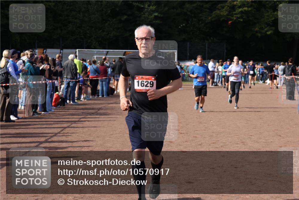 27.09.2026 - 35. Volkslauf durch das schöne Alstertal Strokosch-Dieckow http://msf.ph/oto/10570917 27.09.2026 12:18:49 Ziel 1055, 1057, 1629, 1716 meine-sportfotos.de