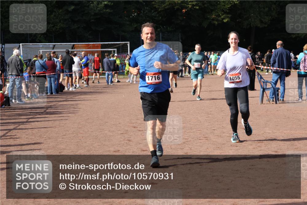 27.09.2026 - 35. Volkslauf durch das schöne Alstertal Strokosch-Dieckow http://msf.ph/oto/10570931 27.09.2026 12:18:54 Ziel 1055, 1716, 2153, 2493, 2964 meine-sportfotos.de