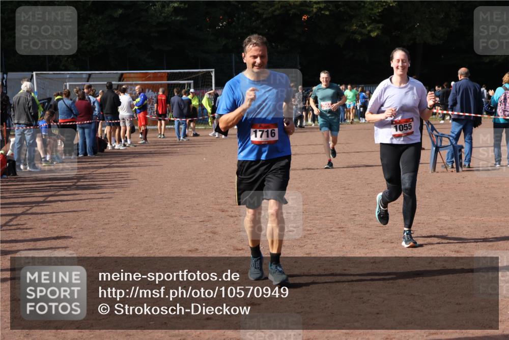 27.09.2026 - 35. Volkslauf durch das schöne Alstertal Strokosch-Dieckow http://msf.ph/oto/10570949 27.09.2026 12:18:55 Ziel 1055, 1716, 2153, 2493, 2964 meine-sportfotos.de