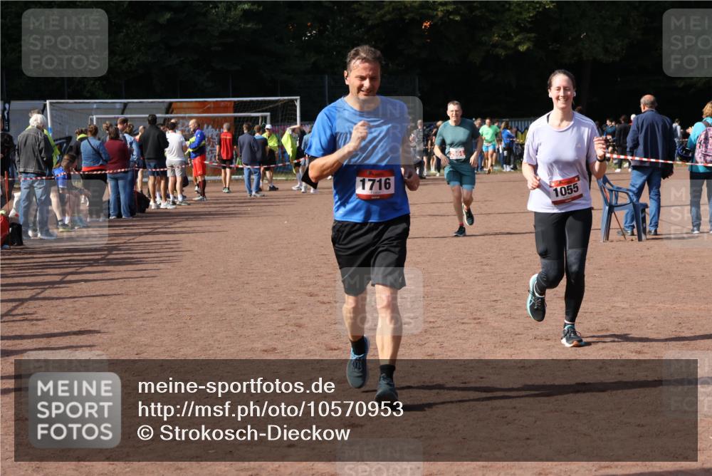 27.09.2026 - 35. Volkslauf durch das schöne Alstertal Strokosch-Dieckow http://msf.ph/oto/10570953 27.09.2026 12:18:55 Ziel 1055, 1716, 2153, 2493, 2964 meine-sportfotos.de