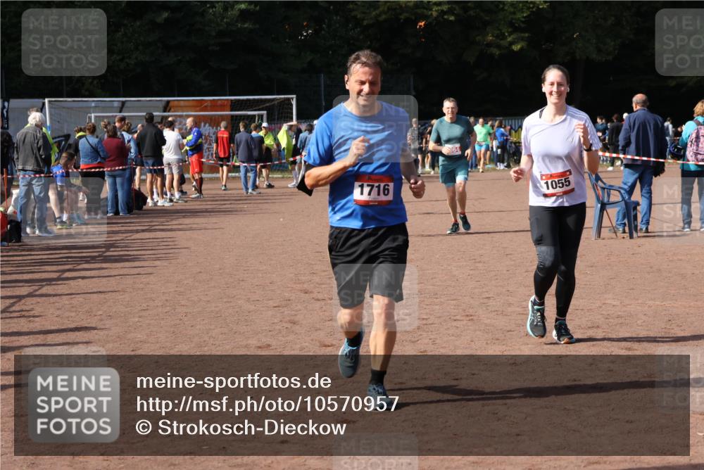 27.09.2026 - 35. Volkslauf durch das schöne Alstertal Strokosch-Dieckow http://msf.ph/oto/10570957 27.09.2026 12:18:55 Ziel 1055, 1716, 2153, 2493, 2964 meine-sportfotos.de