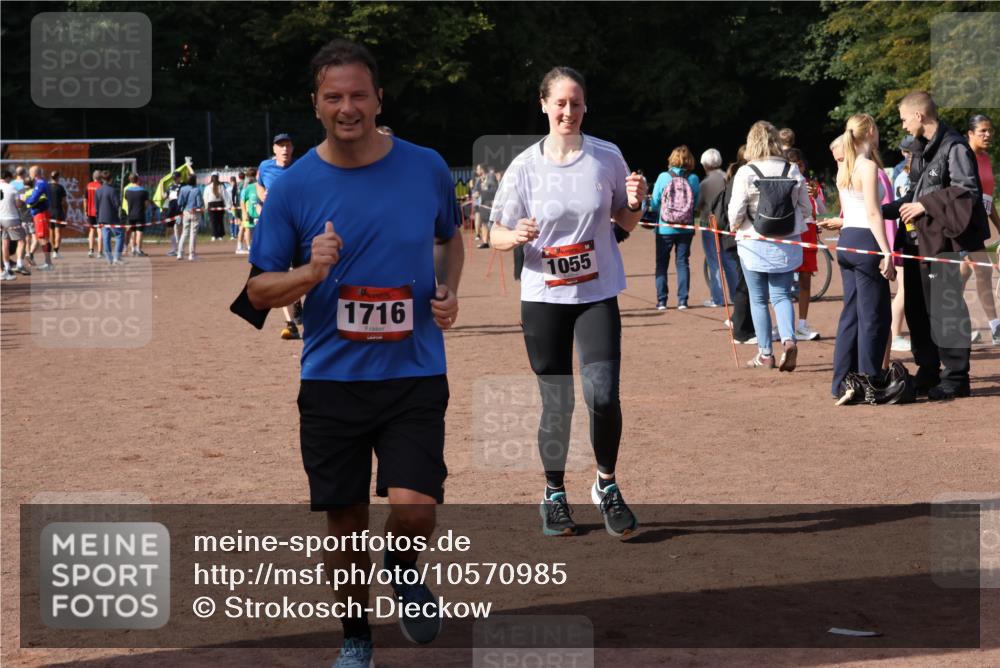 27.09.2026 - 35. Volkslauf durch das schöne Alstertal Strokosch-Dieckow http://msf.ph/oto/10570985 27.09.2026 12:18:56 Ziel 1055, 1716, 2153, 2493, 2964 meine-sportfotos.de