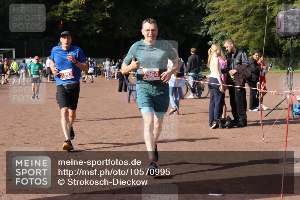 27.09.2026 - 35. Volkslauf durch das schöne Alstertal Strokosch-Dieckow http://msf.ph/oto/10570995 27.09.2026 12:18:59 Ziel 1055, 1716, 2153, 2493, 2964 meine-sportfotos.de