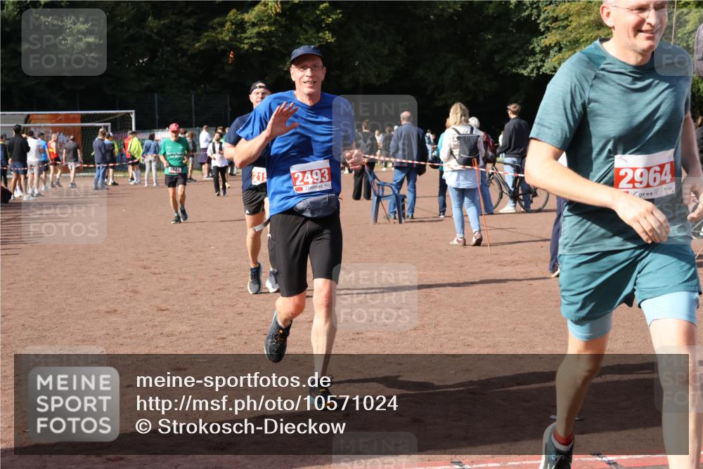 27.09.2026 - 35. Volkslauf durch das schöne Alstertal Strokosch-Dieckow http://msf.ph/oto/10571024 27.09.2026 12:19:01 Ziel 1055, 1627, 2153, 2493, 2964 meine-sportfotos.de