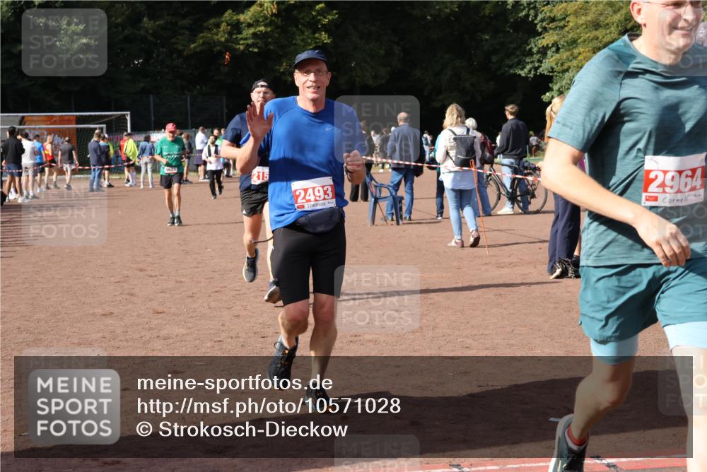 27.09.2026 - 35. Volkslauf durch das schöne Alstertal Strokosch-Dieckow http://msf.ph/oto/10571028 27.09.2026 12:19:01 Ziel 1055, 1627, 2153, 2493, 2964 meine-sportfotos.de