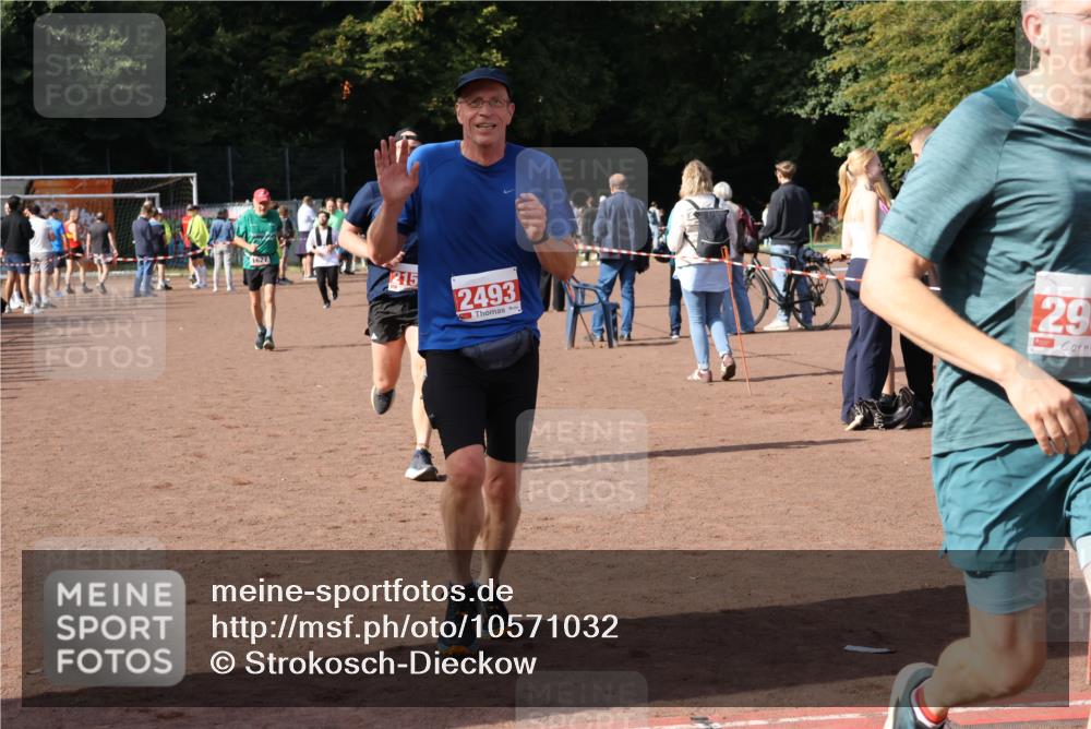27.09.2026 - 35. Volkslauf durch das schöne Alstertal Strokosch-Dieckow http://msf.ph/oto/10571032 27.09.2026 12:19:01 Ziel 1055, 1627, 2153, 2493, 2964 meine-sportfotos.de
