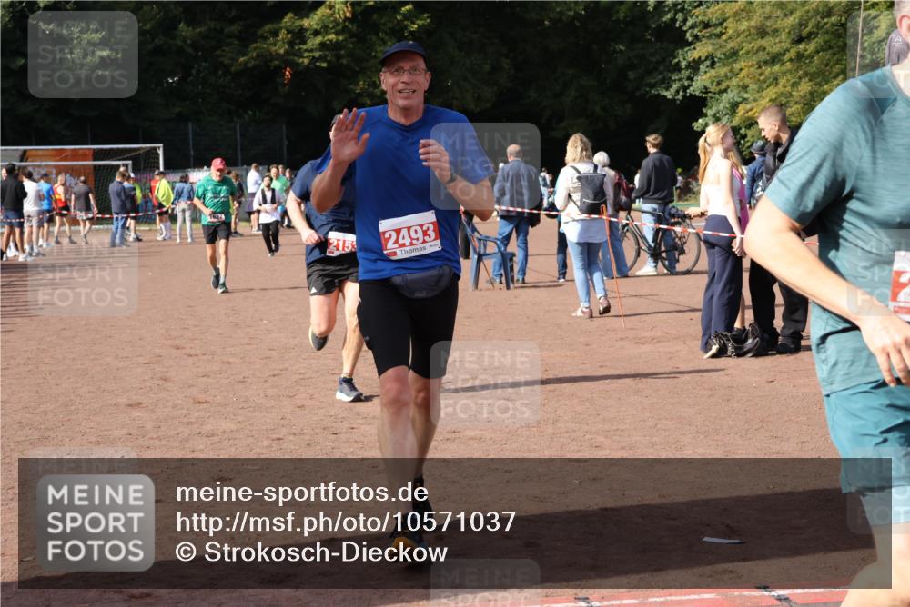 27.09.2026 - 35. Volkslauf durch das schöne Alstertal Strokosch-Dieckow http://msf.ph/oto/10571037 27.09.2026 12:19:01 Ziel 1055, 1627, 2153, 2493, 2964 meine-sportfotos.de