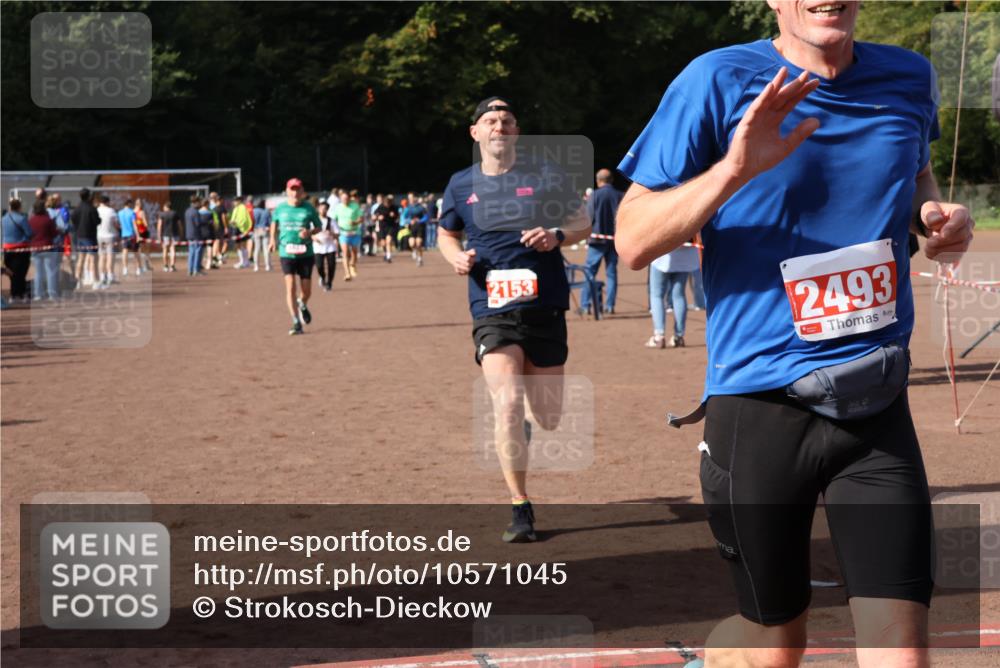 27.09.2026 - 35. Volkslauf durch das schöne Alstertal Strokosch-Dieckow http://msf.ph/oto/10571045 27.09.2026 12:19:02 Ziel 1627, 2153, 2493, 2964 meine-sportfotos.de