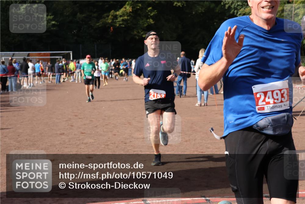 27.09.2026 - 35. Volkslauf durch das schöne Alstertal Strokosch-Dieckow http://msf.ph/oto/10571049 27.09.2026 12:19:02 Ziel 1627, 2153, 2493, 2964 meine-sportfotos.de
