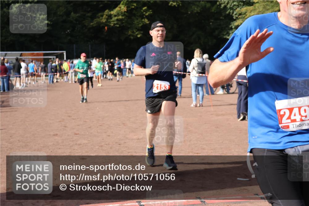 27.09.2026 - 35. Volkslauf durch das schöne Alstertal Strokosch-Dieckow http://msf.ph/oto/10571056 27.09.2026 12:19:02 Ziel 1627, 2153, 2493, 2964 meine-sportfotos.de