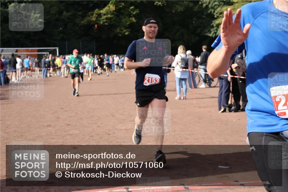 27.09.2026 - 35. Volkslauf durch das schöne Alstertal Strokosch-Dieckow http://msf.ph/oto/10571060 27.09.2026 12:19:02 Ziel 1627, 2153, 2493, 2964 meine-sportfotos.de