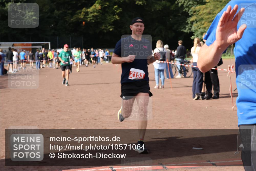 27.09.2026 - 35. Volkslauf durch das schöne Alstertal Strokosch-Dieckow http://msf.ph/oto/10571064 27.09.2026 12:19:02 Ziel 1627, 2153, 2493, 2964 meine-sportfotos.de