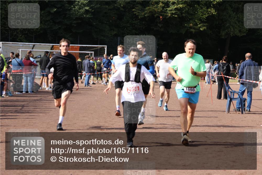 27.09.2026 - 35. Volkslauf durch das schöne Alstertal Strokosch-Dieckow http://msf.ph/oto/10571116 27.09.2026 12:19:11 Ziel 1580, 1627, 1665, 2283, 2454, 2956 meine-sportfotos.de
