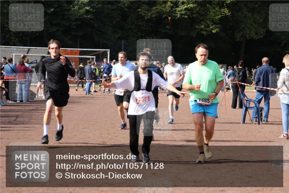 27.09.2026 - 35. Volkslauf durch das schöne Alstertal Strokosch-Dieckow http://msf.ph/oto/10571128 27.09.2026 12:19:11 Ziel 1580, 1627, 1665, 2283, 2454, 2956 meine-sportfotos.de