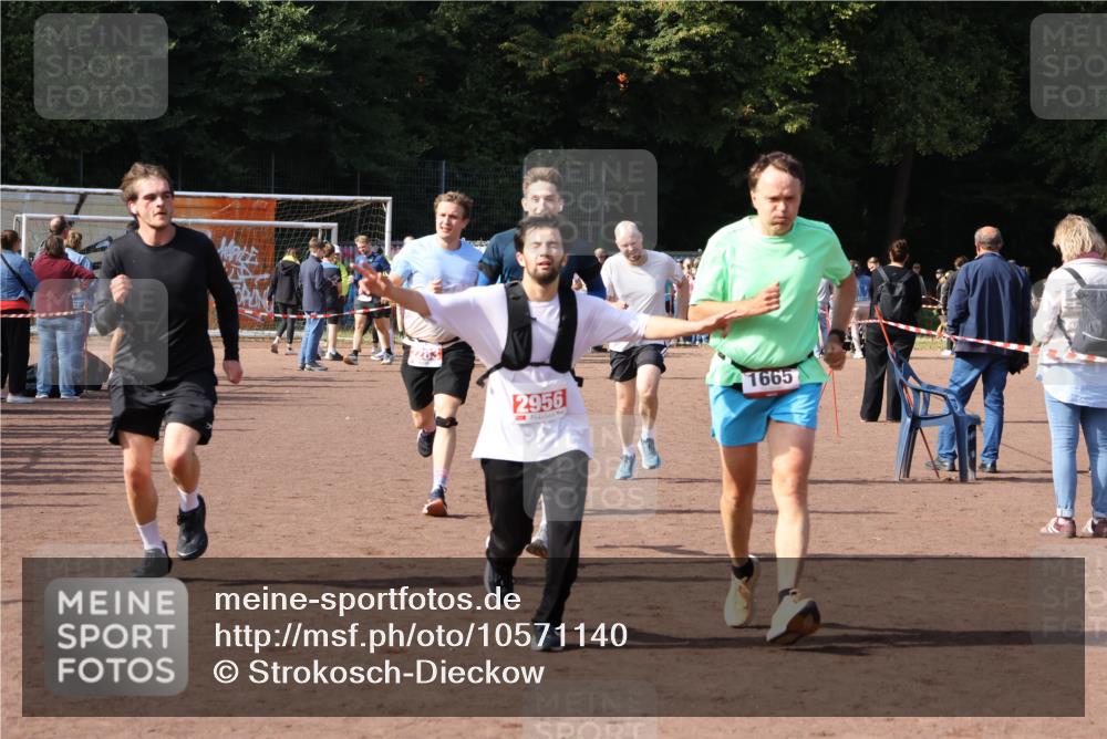 27.09.2026 - 35. Volkslauf durch das schöne Alstertal Strokosch-Dieckow http://msf.ph/oto/10571140 27.09.2026 12:19:11 Ziel 1580, 1627, 1665, 2283, 2454, 2956 meine-sportfotos.de