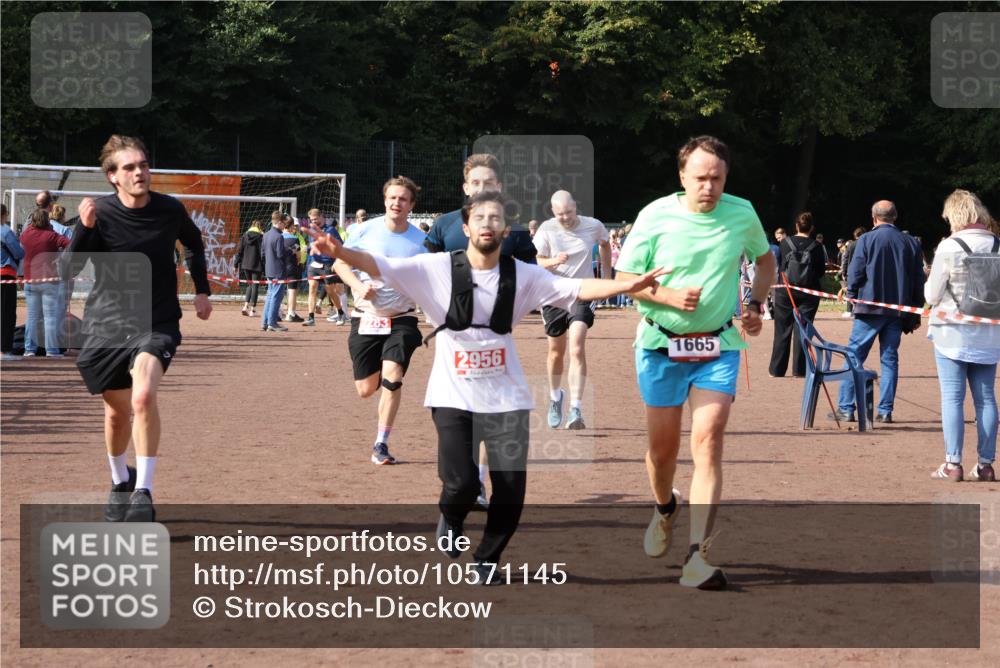 27.09.2026 - 35. Volkslauf durch das schöne Alstertal Strokosch-Dieckow http://msf.ph/oto/10571145 27.09.2026 12:19:12 Ziel 1580, 1627, 1665, 2283, 2454, 2956 meine-sportfotos.de