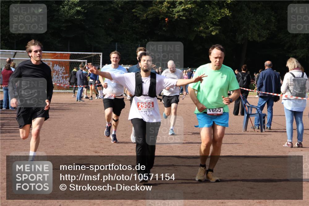 27.09.2026 - 35. Volkslauf durch das schöne Alstertal Strokosch-Dieckow http://msf.ph/oto/10571154 27.09.2026 12:19:12 Ziel 1580, 1627, 1665, 2283, 2454, 2956 meine-sportfotos.de