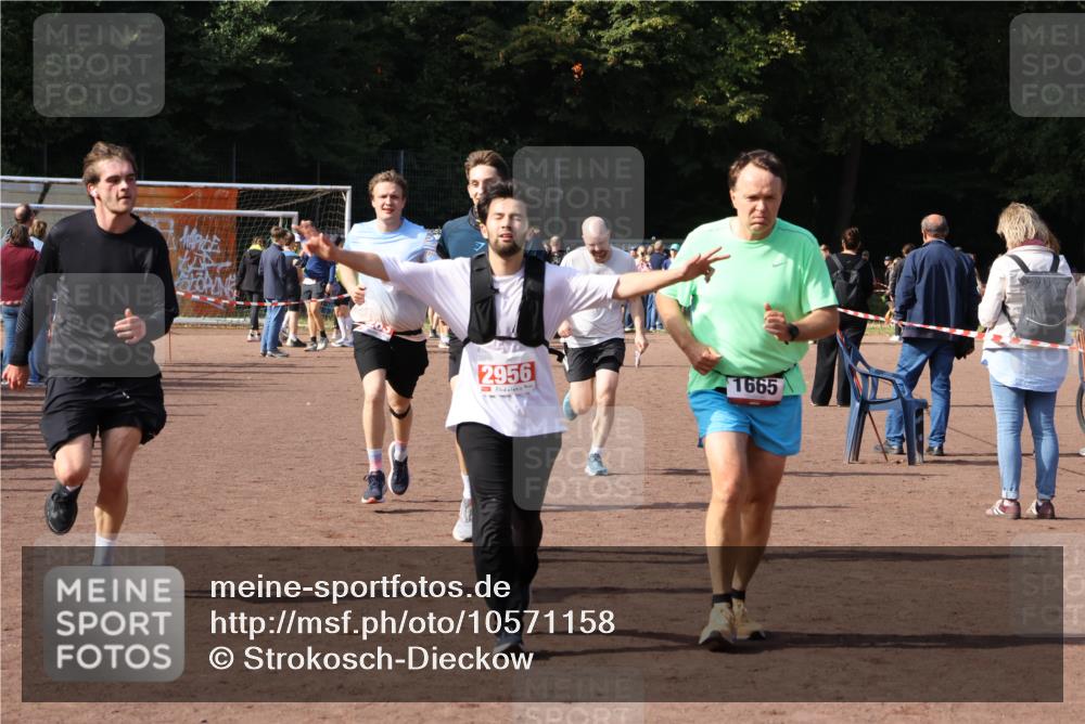 27.09.2026 - 35. Volkslauf durch das schöne Alstertal Strokosch-Dieckow http://msf.ph/oto/10571158 27.09.2026 12:19:12 Ziel 1580, 1627, 1665, 2283, 2454, 2956 meine-sportfotos.de