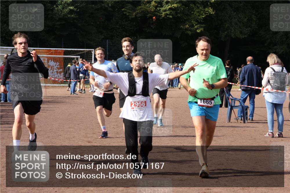 27.09.2026 - 35. Volkslauf durch das schöne Alstertal Strokosch-Dieckow http://msf.ph/oto/10571167 27.09.2026 12:19:12 Ziel 1580, 1627, 1665, 2283, 2454, 2956 meine-sportfotos.de