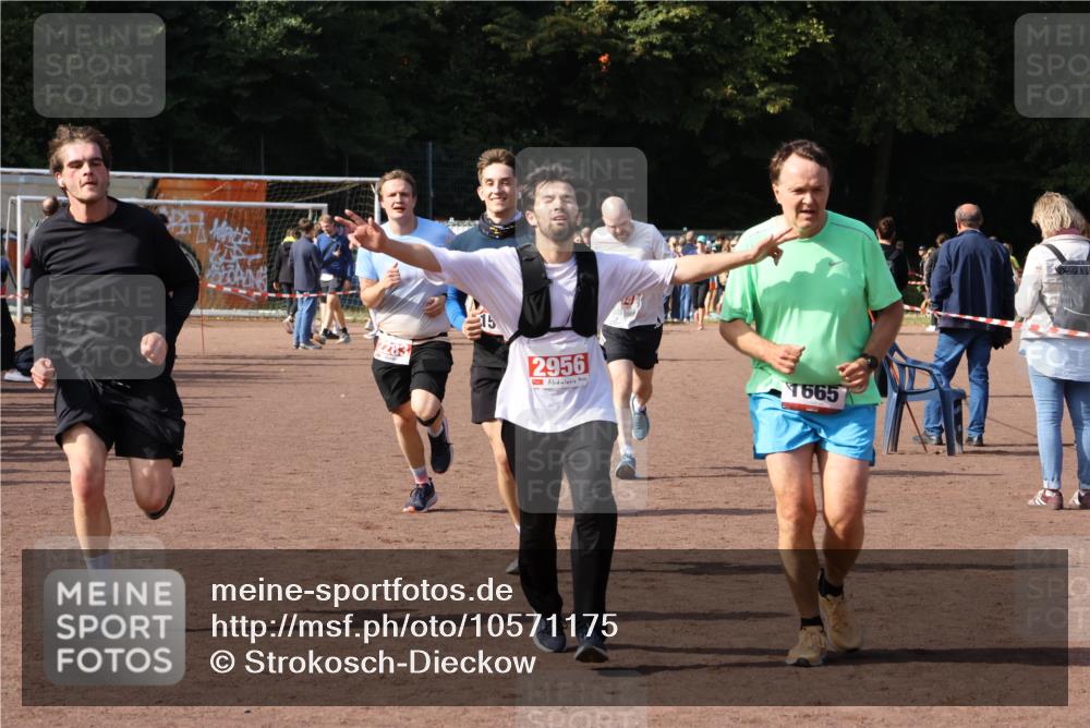 27.09.2026 - 35. Volkslauf durch das schöne Alstertal Strokosch-Dieckow http://msf.ph/oto/10571175 27.09.2026 12:19:12 Ziel 1580, 1627, 1665, 2283, 2454, 2956 meine-sportfotos.de