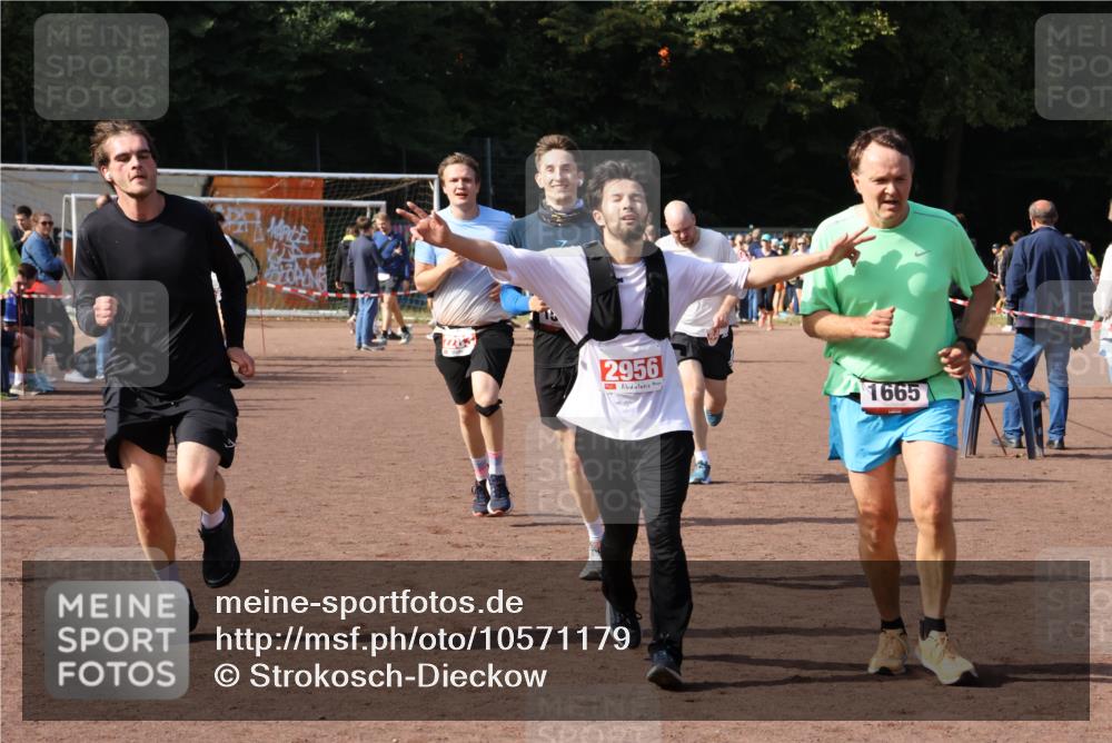 27.09.2026 - 35. Volkslauf durch das schöne Alstertal Strokosch-Dieckow http://msf.ph/oto/10571179 27.09.2026 12:19:12 Ziel 1580, 1627, 1665, 2283, 2454, 2956 meine-sportfotos.de
