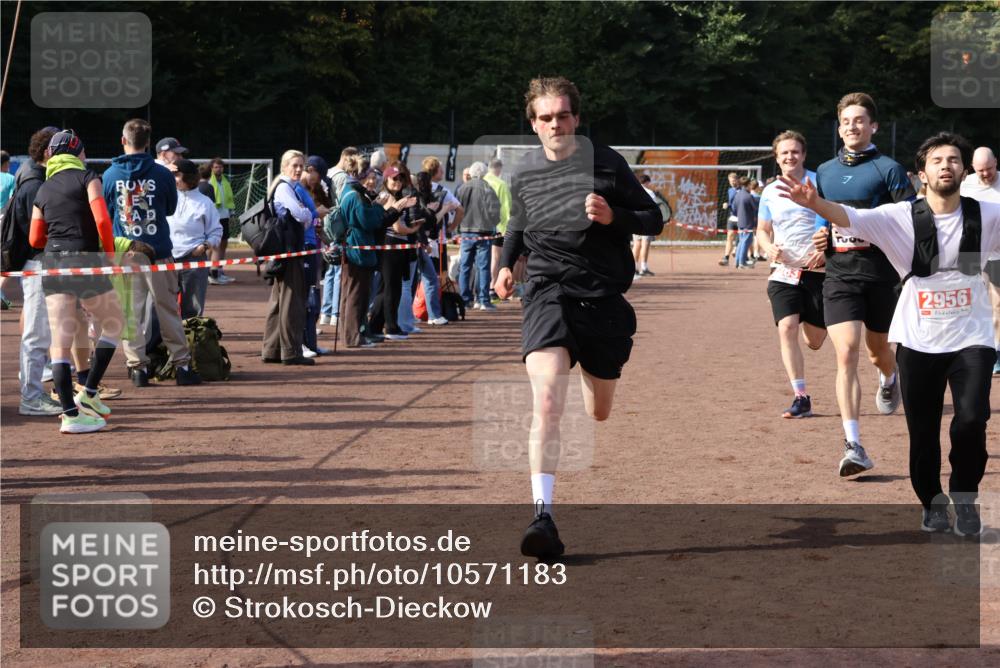 27.09.2026 - 35. Volkslauf durch das schöne Alstertal Strokosch-Dieckow http://msf.ph/oto/10571183 27.09.2026 12:19:13 Ziel 1580, 1665, 2283, 2454, 2956 meine-sportfotos.de