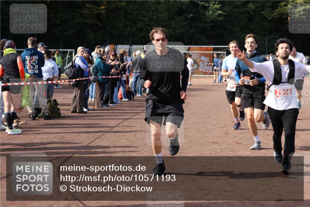 27.09.2026 - 35. Volkslauf durch das schöne Alstertal Strokosch-Dieckow http://msf.ph/oto/10571193 27.09.2026 12:19:13 Ziel 1580, 1665, 2283, 2454, 2956 meine-sportfotos.de