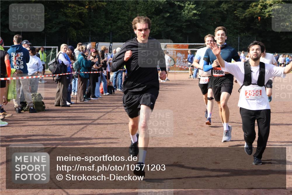 27.09.2026 - 35. Volkslauf durch das schöne Alstertal Strokosch-Dieckow http://msf.ph/oto/10571203 27.09.2026 12:19:13 Ziel 1580, 1665, 2283, 2454, 2956 meine-sportfotos.de
