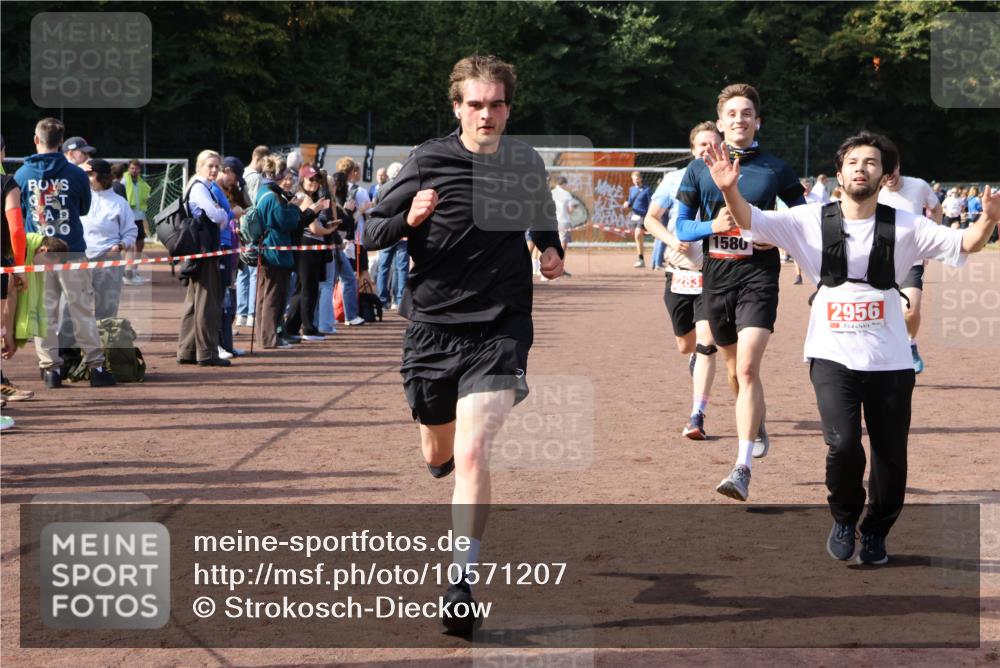 27.09.2026 - 35. Volkslauf durch das schöne Alstertal Strokosch-Dieckow http://msf.ph/oto/10571207 27.09.2026 12:19:13 Ziel 1580, 1665, 2283, 2454, 2956 meine-sportfotos.de