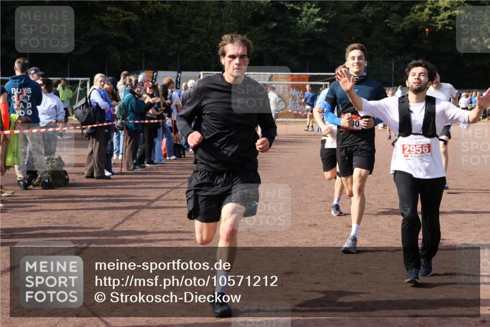 27.09.2026 - 35. Volkslauf durch das schöne Alstertal Strokosch-Dieckow http://msf.ph/oto/10571212 27.09.2026 12:19:13 Ziel 1580, 1665, 2283, 2454, 2956 meine-sportfotos.de
