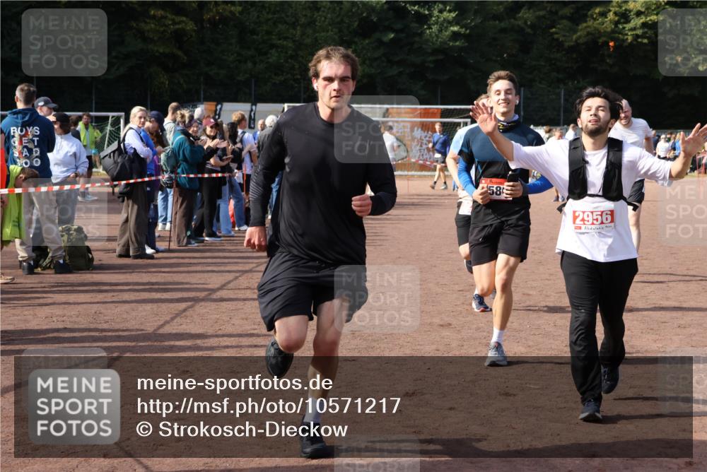 27.09.2026 - 35. Volkslauf durch das schöne Alstertal Strokosch-Dieckow http://msf.ph/oto/10571217 27.09.2026 12:19:13 Ziel 1580, 1665, 2283, 2454, 2956 meine-sportfotos.de