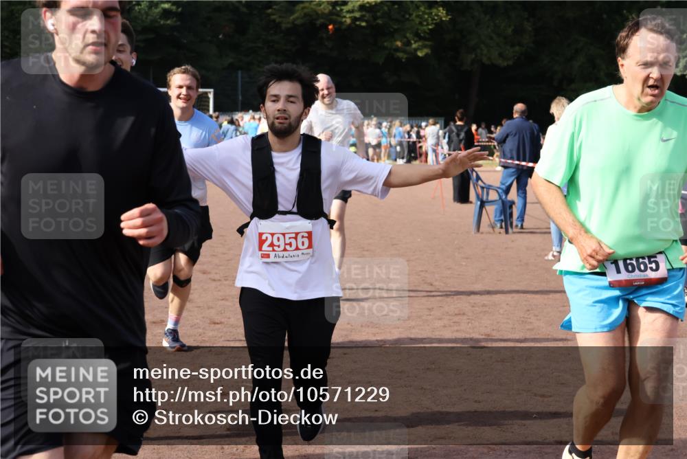 27.09.2026 - 35. Volkslauf durch das schöne Alstertal Strokosch-Dieckow http://msf.ph/oto/10571229 27.09.2026 12:19:14 Ziel 1580, 1621, 1665, 2283, 2454, 2956 meine-sportfotos.de