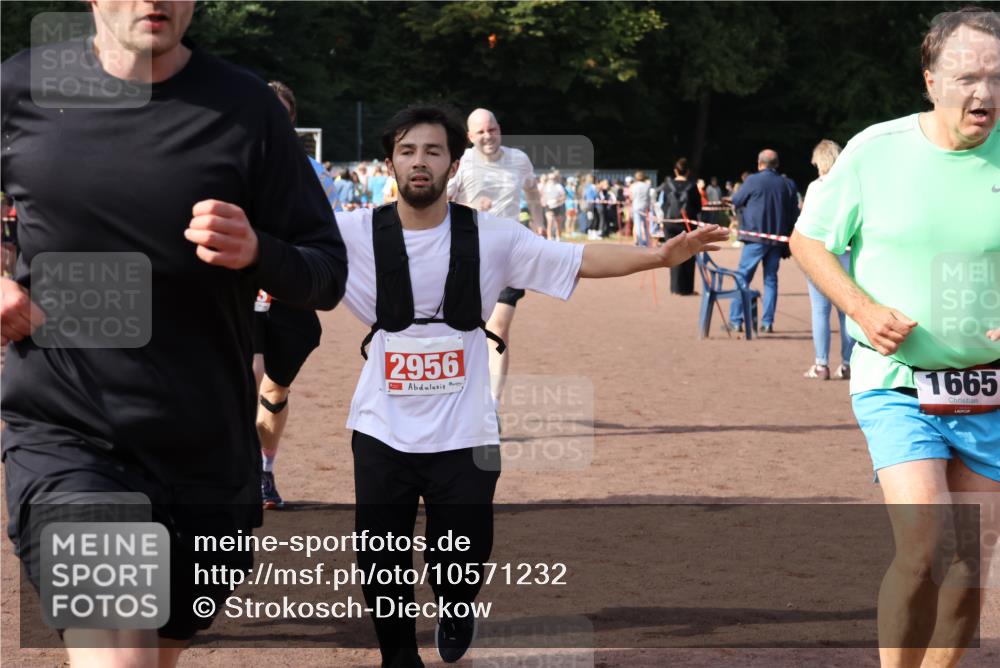 27.09.2026 - 35. Volkslauf durch das schöne Alstertal Strokosch-Dieckow http://msf.ph/oto/10571232 27.09.2026 12:19:14 Ziel 1580, 1621, 1665, 2283, 2454, 2956 meine-sportfotos.de